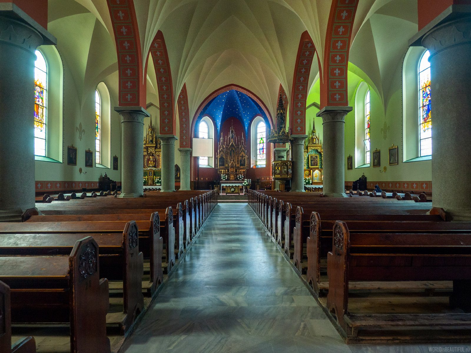 Wnętrze neogotyckiego kościoła