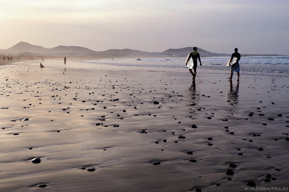 Surferzy na plaży - Playa Famara