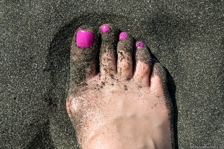 Czarny piasek na plaży