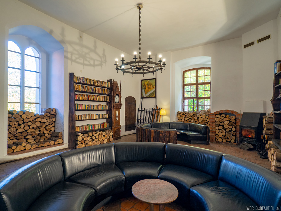 Fireplace room, library and reading room