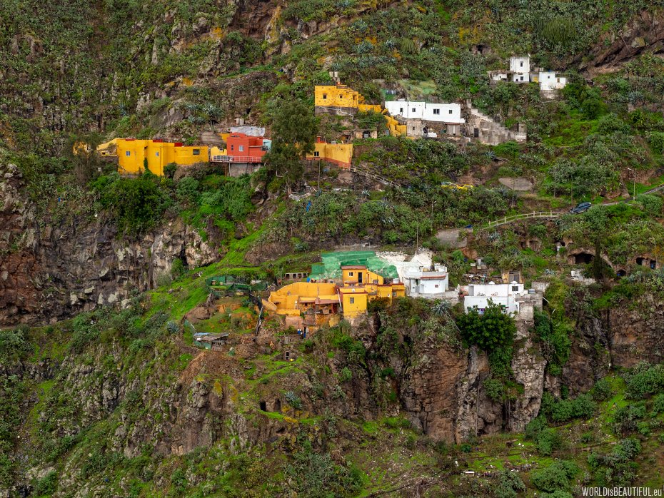 Houses on the slope of the ravine