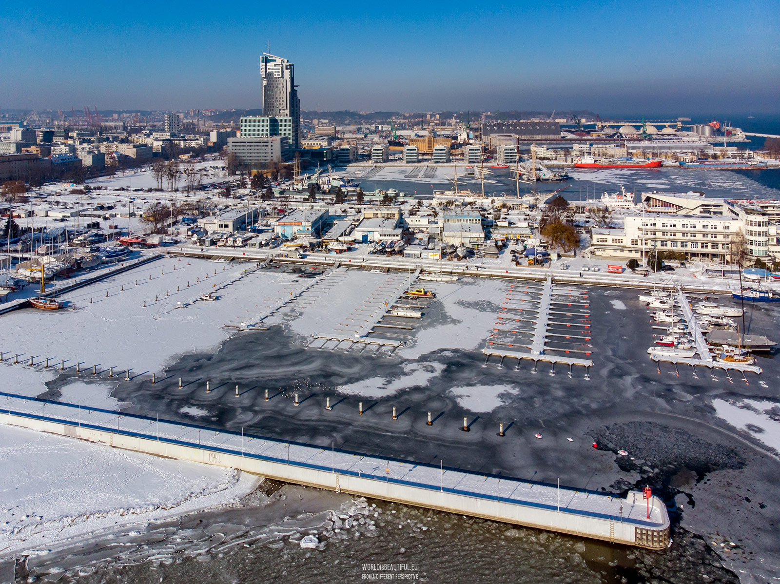 Zimowy widok na port w Gdyni