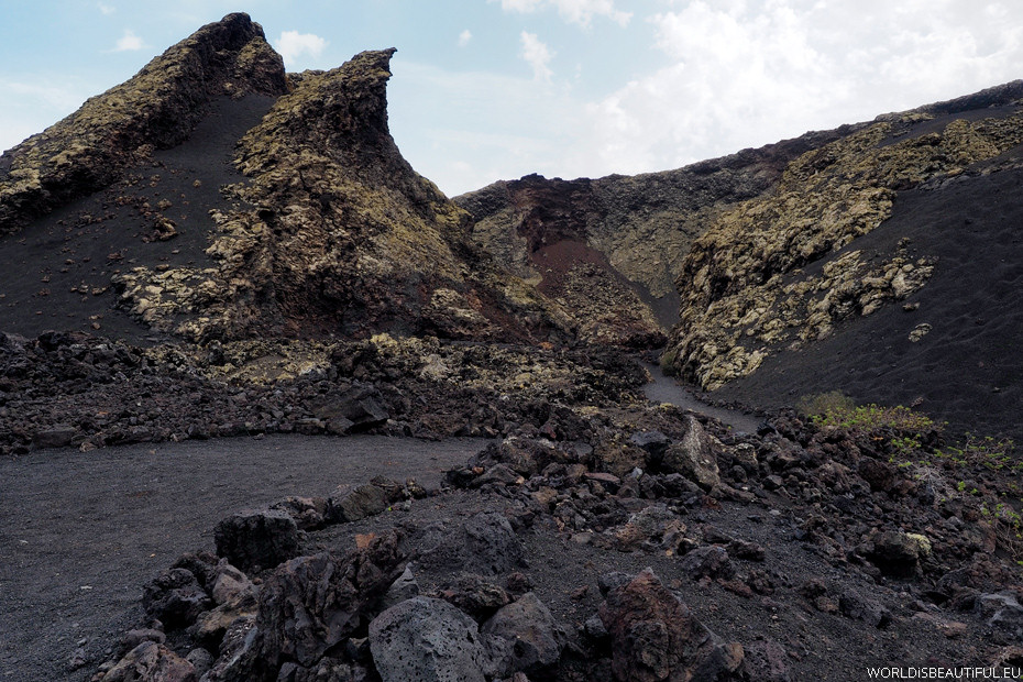 Wejście do krateru wulkanu El Cuervo