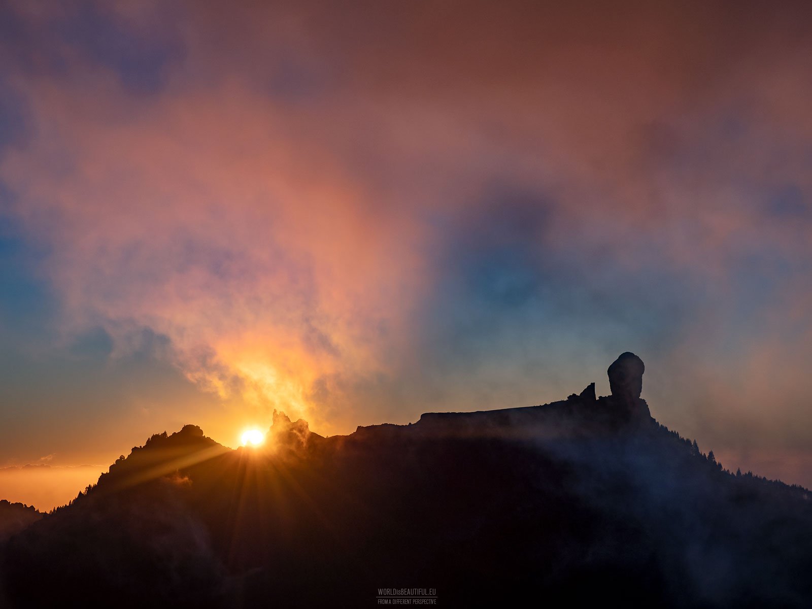 Roque Nublo o zachodzie słońca